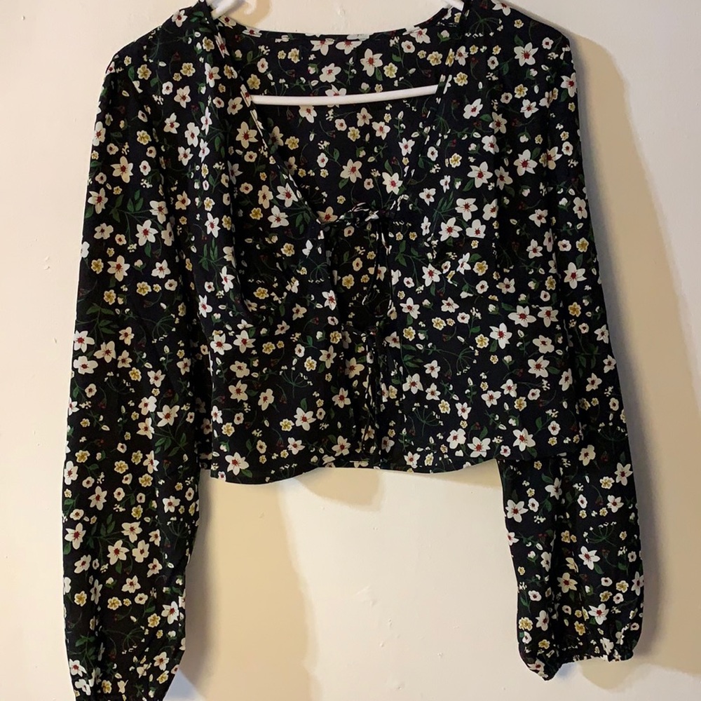 Black floral cropped top cardigan tie style open front tie front - Picture 2 of 8